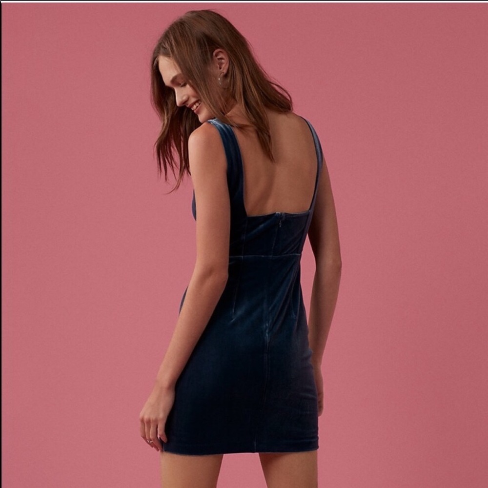 Express velvet deep v dress - Picture 4 of 6
